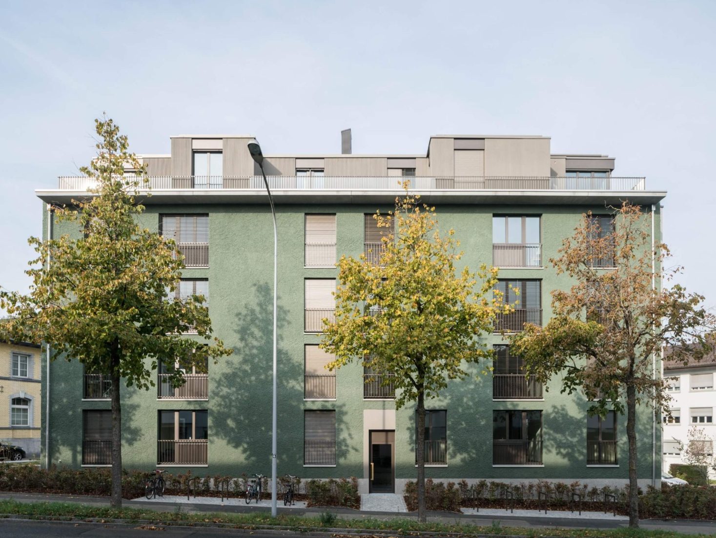 Neubau Wohnhaus an der Allenmoosstrasse mit grün verputzter Fassade